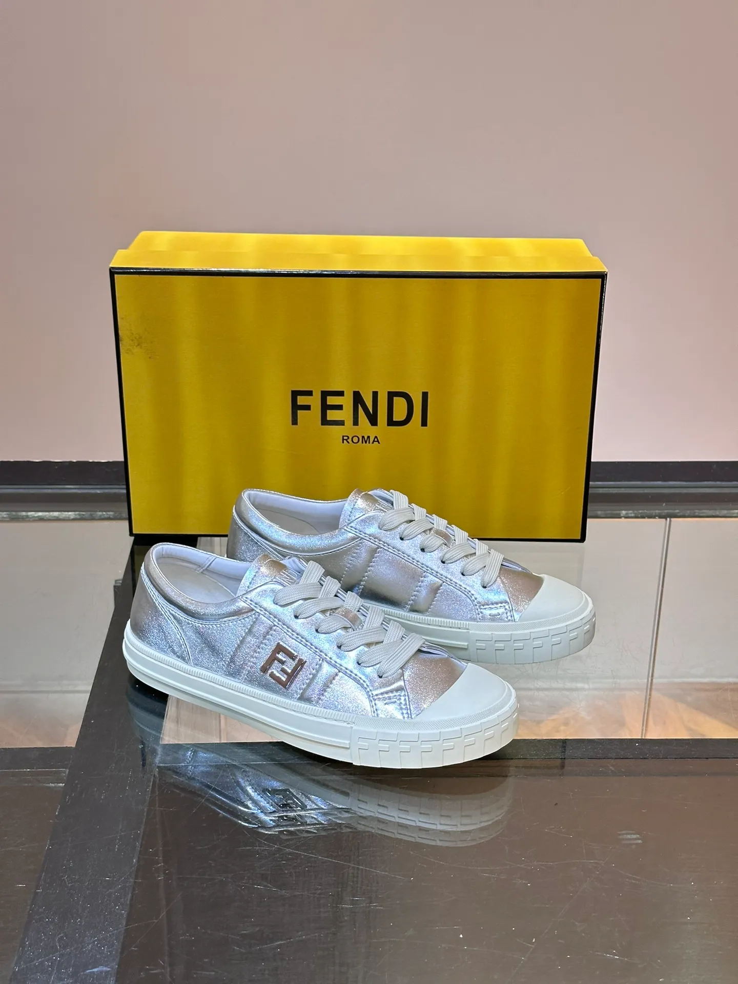 Men's Men's Shoes 💰380 [New Style] 🍿🍿Fendi Fendi Casual Sneakers Skateboard Shoes, the new Domino sneakers have become a favorite shoe. For those who want to create a simple and FENDI-characteristic look, this shoe is the perfect choice. Because this sneaker is one of the most cost-effective among FENDI's entry-level sneakers, it provides a great opportunity to attract and attract all customers who love easy and comfortable everyday sneakers. Size: 38-45 (men’s size 38.45 customized)